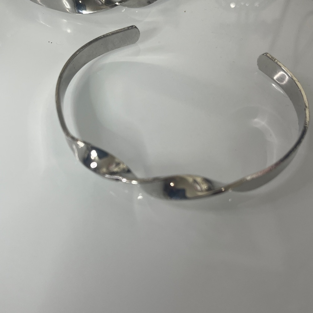 Bracelet Sleek Silver Women's Twist Cuff styled